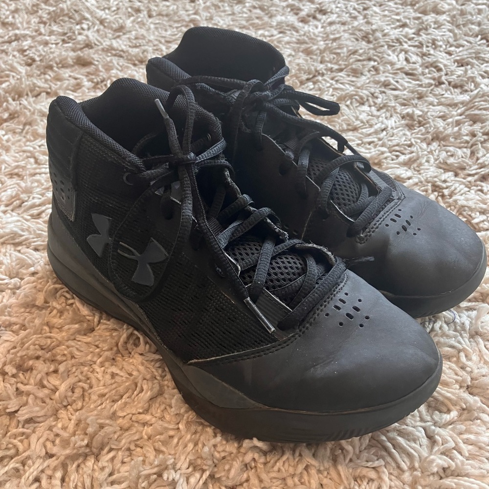 Under armor jet model youth basketball shoes, size 5.5y, black on black